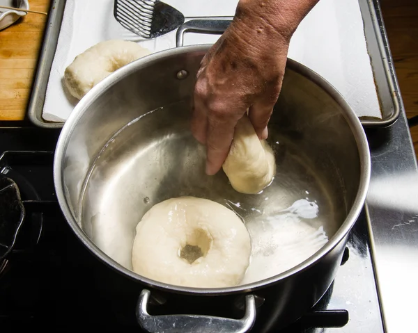 Bagels frais bouillis avant cuisson — Photo