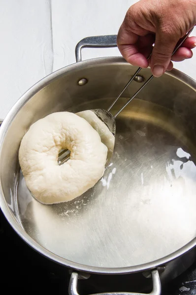 Frische Bagels werden vor dem Backen gekocht — Stockfoto