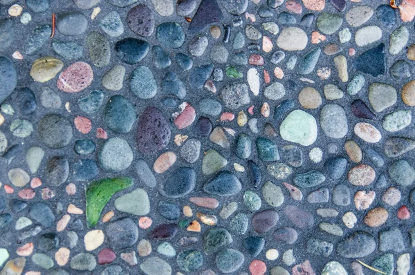 Bodendetail mit kleinen Kieselsteinen im Mauerwerk — Stockfoto