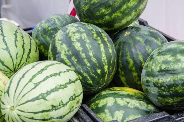 Vattenmelon på displayen i bulk på marknaden — Stockfoto