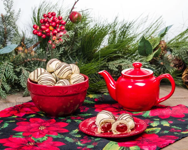 Feestelijke vakantie gevuld cookies en thee — Stockfoto