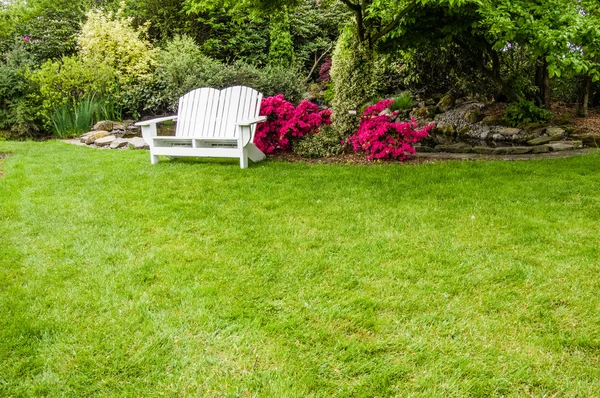 Gramado verde e arbustos em um jardim Fotografia De Stock