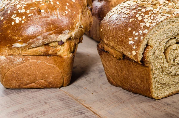 신선한 통 밀 빵의 덩어리를 슬라이스 — 스톡 사진