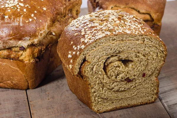 新鮮な全粒小麦パンのパンをスライス — ストック写真