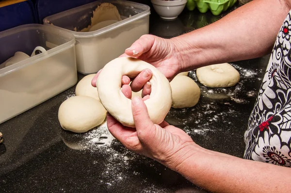 Baker formant des bagels à partir de pâte — Photo