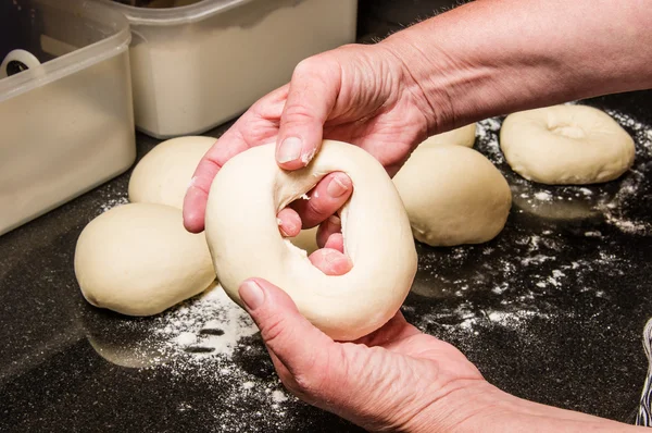 Bäcker formt Bagels aus Teig — Stockfoto