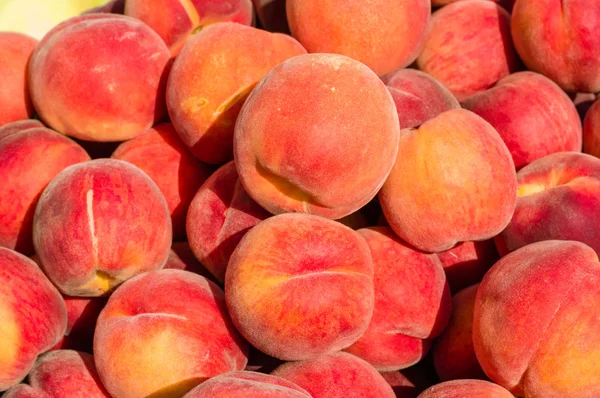 Perziken in een bulk display op de markt — Stockfoto