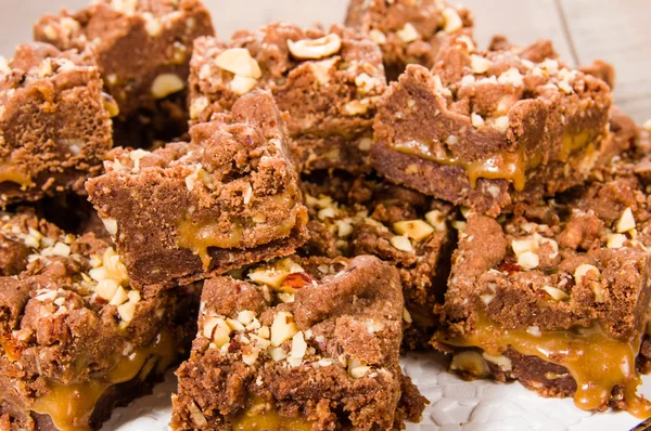 Bolinhos de caramelo de chocolate com nozes — Fotografia de Stock