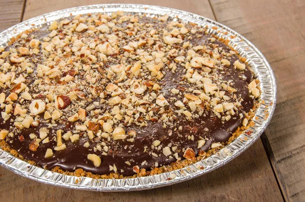 チョコレート ・ パイ、曇らされたナットのトッピング — ストック写真