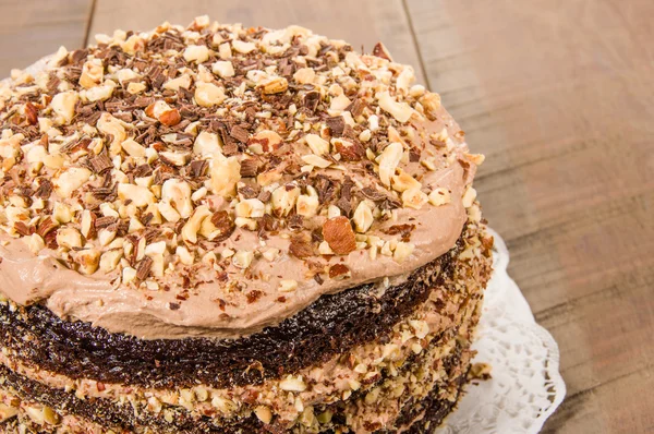 Bolo de chocolate com cobertura de geada e avelã — Fotografia de Stock