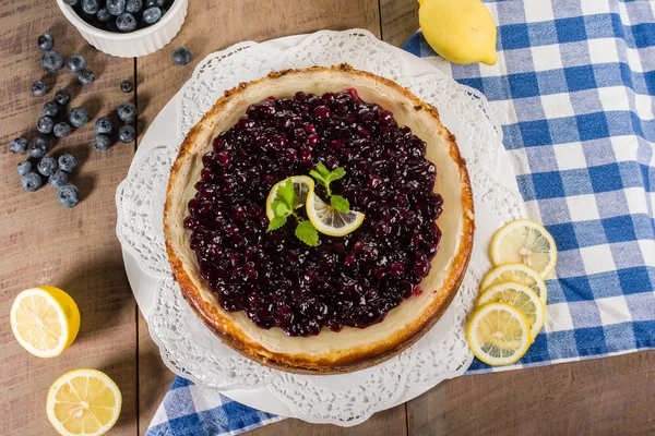 Gâteau au fromage au citron aux myrtilles cuites au four — Photo