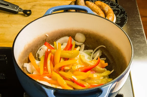 냄비 요리에 다채로운 고추 조각 — 스톡 사진