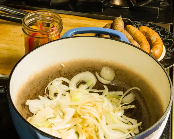 Tranches d'oignon cuites sur la cuisinière — Photo