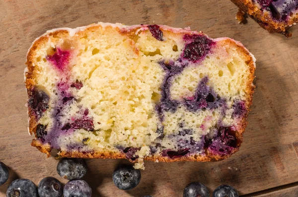 Slice of blueberry coffee cake loaf with blueberries — Stock Photo, Image