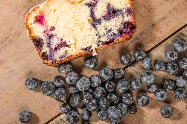 Slice of blueberry coffee cake loaf with blueberries — Stock Photo, Image