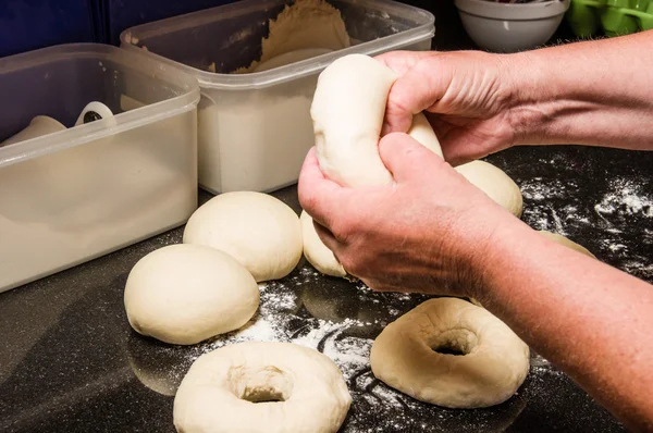 Padeiro formando bagels de massa — Fotografia de Stock