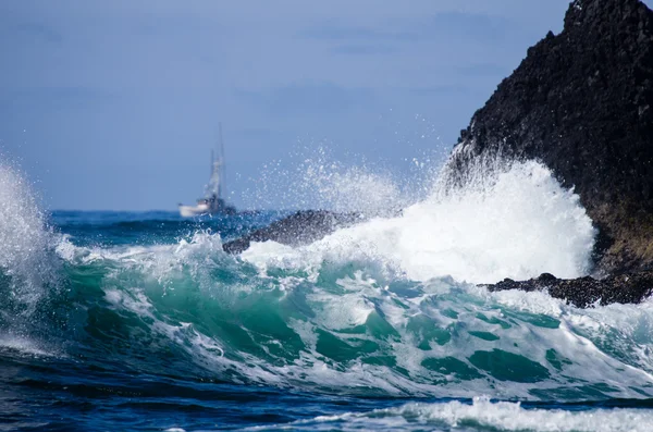 Pequeno barco de pesca com surf — Fotografia de Stock