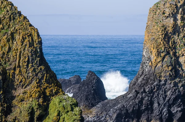 Formaciones rocosas de remolque con surf — Foto de Stock