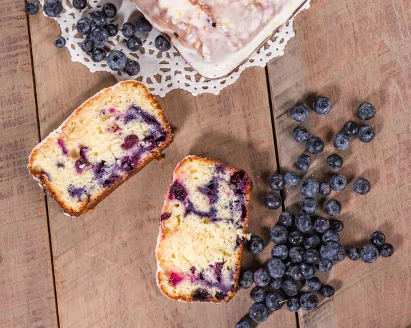 Blueberry coffee cake loaf dengan blueberry — Stok Foto