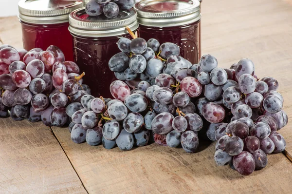 Frascos de geleia de uva com uvas — Fotografia de Stock