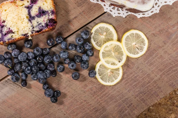 Tarta de café con limón y arándanos —  Fotos de Stock