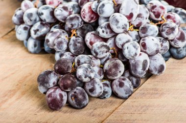 Bir demet taze kırmızı üzüm.