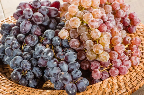 Two different types of grapes on tray — Stock Photo, Image