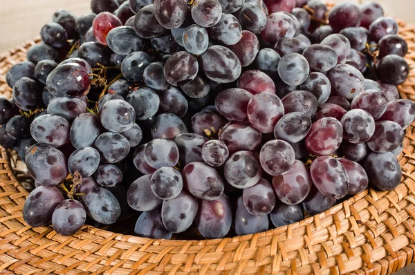 Red grapes on a wicker tray — Stock Photo, Image