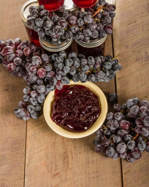 Bovenaanzicht van het druivensap gelei met kom — Stockfoto