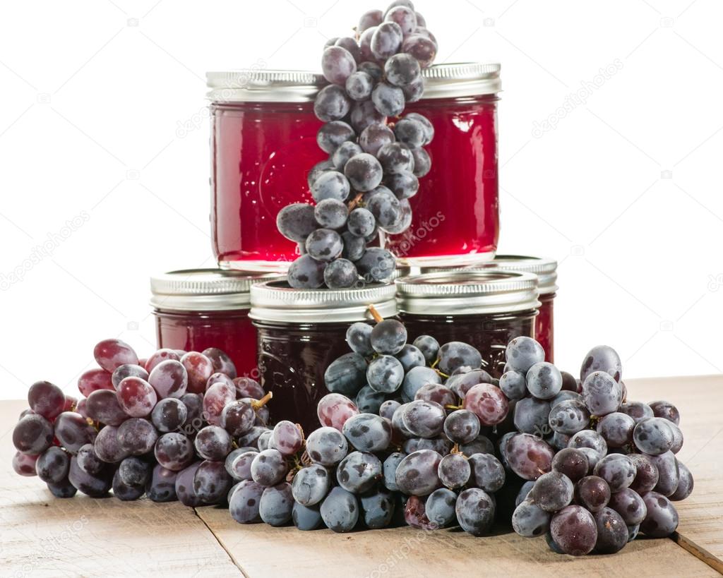 Jars of grape jelly and grapes