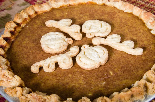 Baked fresh pumpkin pie with decoration — Stock Photo, Image