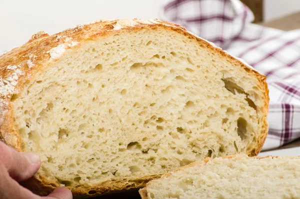 Буханку хлеба нарезают — стоковое фото
