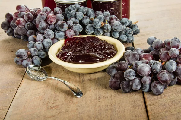 Bowl de gelatina de uva con frascos —  Fotos de Stock