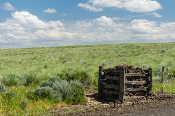 Rural prairie met rock hek post — Stockfoto