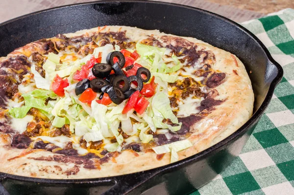 Cast iron skillet pizza — Stock Photo, Image