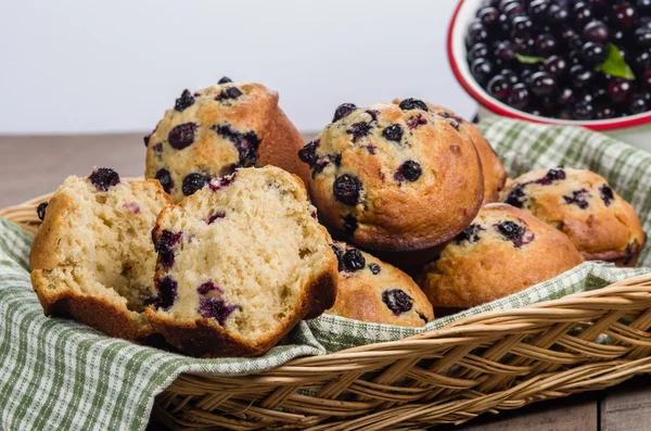 Muffin aufgeteilt, um Beeren zu zeigen — Stockfoto