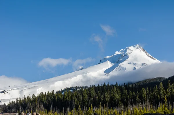 Schnee bedeckt mt Haube mit Wolken — Stockfoto