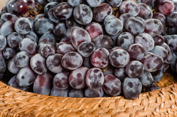 Red grapes in a wicker basket — Stock Photo, Image