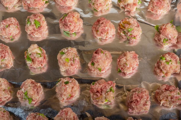 Blech mit rohen Hackbällchen fertig gebacken — Stockfoto