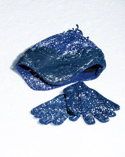 Χιονοσκέπαστο καπάκι και γάντια — Φωτογραφία Αρχείου
