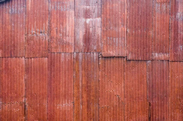 Red metal corrugated siding with rust — Stock Photo, Image