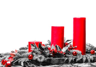 Beyaz arka plan ve siyah ve beyaz ile kırmızı Noel mumlar