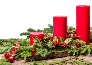 Beyaz arka plan ve kurdele ile kırmızı Noel mumlar