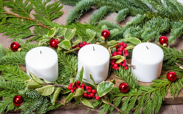 Evergreen Christmas centerpiece with candles — Stock Photo, Image