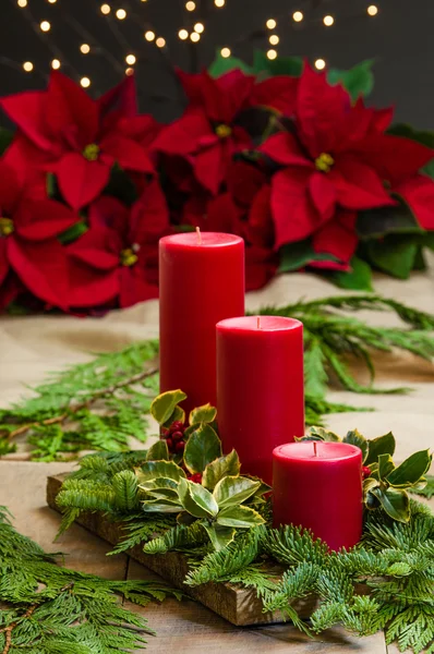 Red candle centerpiece with greens — Stock Photo, Image