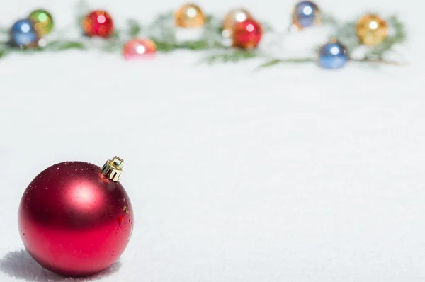 Grens met Kerstmis ballen op sneeuw — Stockfoto
