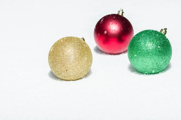 눈 속의 크리스마스 구슬 3 개 — 스톡 사진