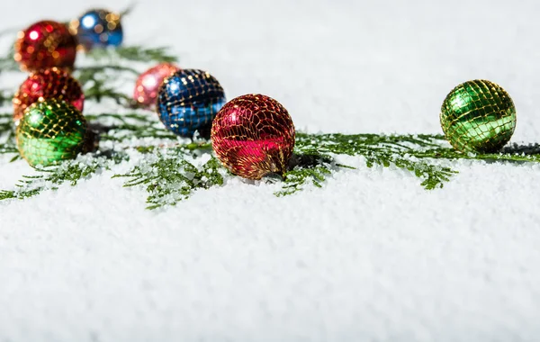 Grupp av julgranskulor i snön — Stockfoto