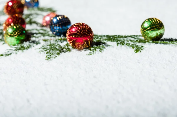 Groep van Kerstmis ornamenten in de sneeuw — Stockfoto