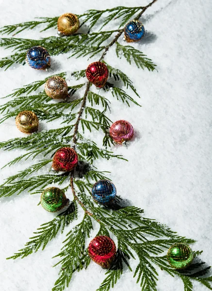 Cedar gren med julgranskulor — Stockfoto